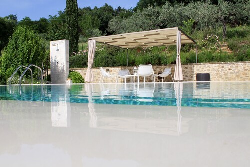 Moderni talo uima-altaalla - Amazing Assisi