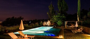 Moderni talo uima-altaalla - Amazing Assisi