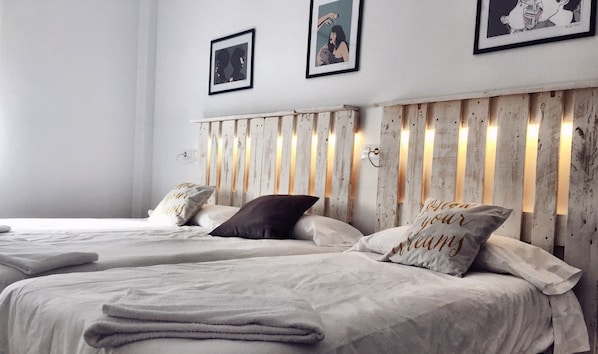 Triple Room, Private Bathroom | Soundproofing, iron/ironing board, free WiFi, bed sheets - Hostal Ciempozuelos (Ciempozuelos)