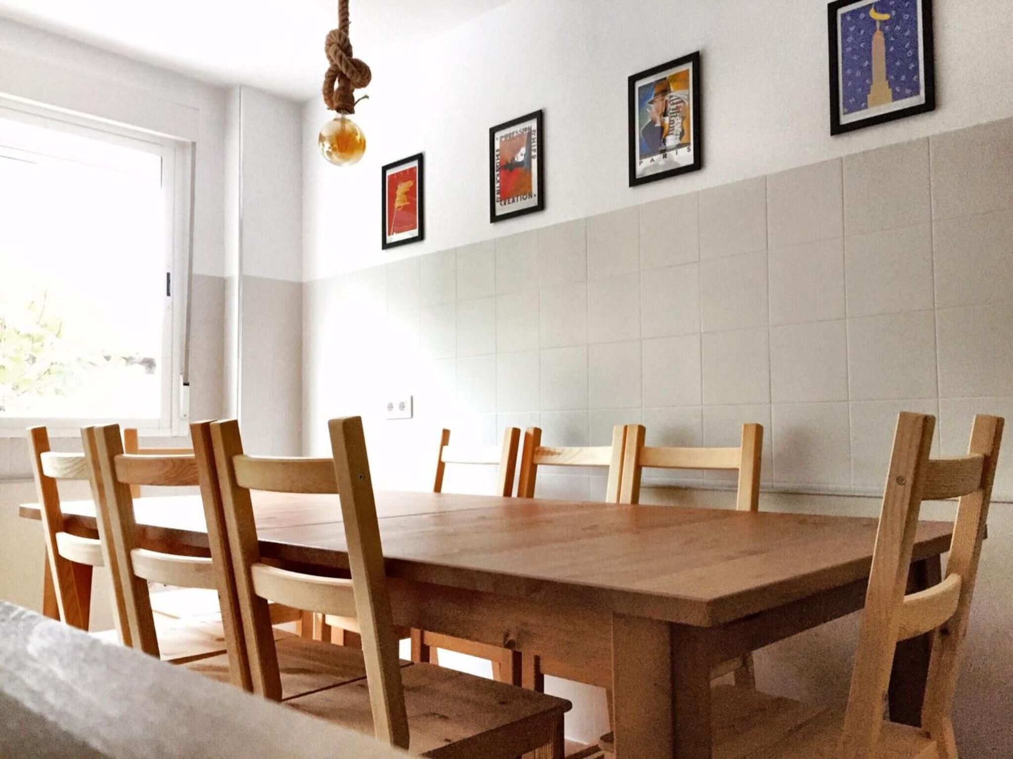 Een koelkast, een magnetron