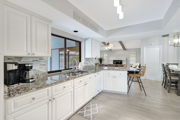 Fridge, microwave, oven, stovetop - Canal fun! Boat, Pool, Hot tub, Bikes & Kayaks (Cape Coral)