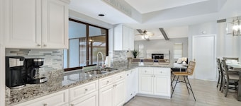 Canal fun! Boat, Pool, Hot tub, Bikes & Kayaks