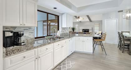 Canal fun! Boat, Pool, Hot tub, Bikes & Kayaks