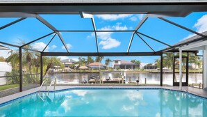 A heated pool - Canal fun! Boat, Pool, Hot tub, Bikes & Kayaks (Cape Coral)
