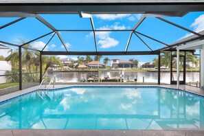 A heated pool - Canal fun! Boat, Pool, Hot tub, Bikes & Kayaks (Cape Coral)