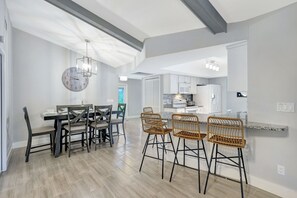 Dining - Canal fun! Boat, Pool, Hot tub, Bikes & Kayaks (Cape Coral)