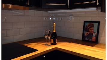 Chalet | Private kitchen | Fridge, microwave, oven, stovetop