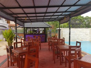 Der serveres morgenmad, frokost, aftensmad og cambodjanske retter 