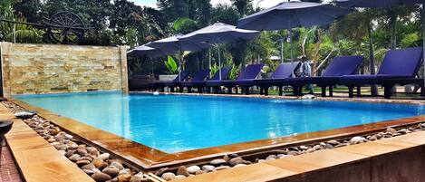 Piscina all'aperto, ombrelloni da piscina, lettini