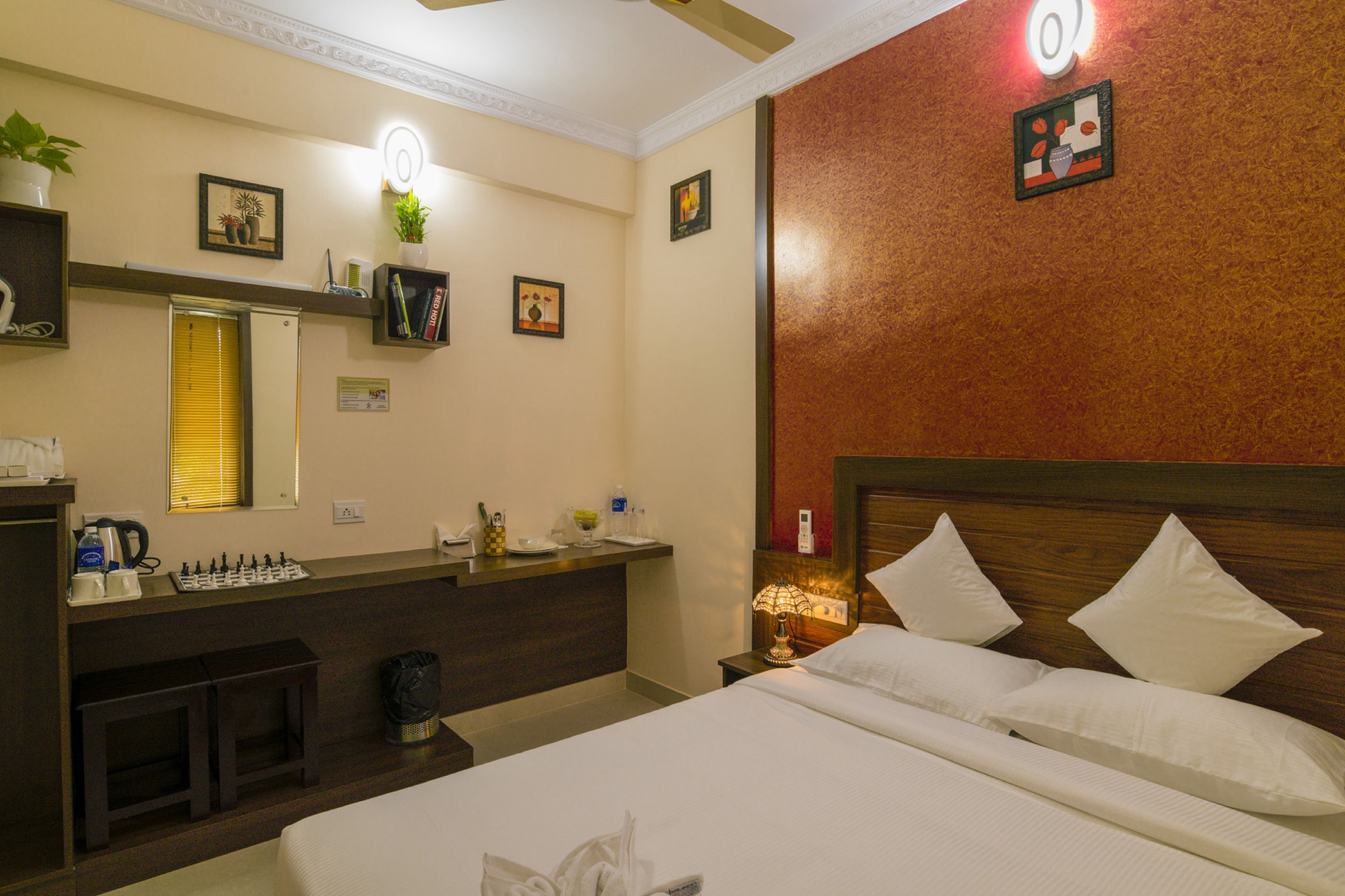 standard double room, 1 queen bed, private bathroom | interior detail