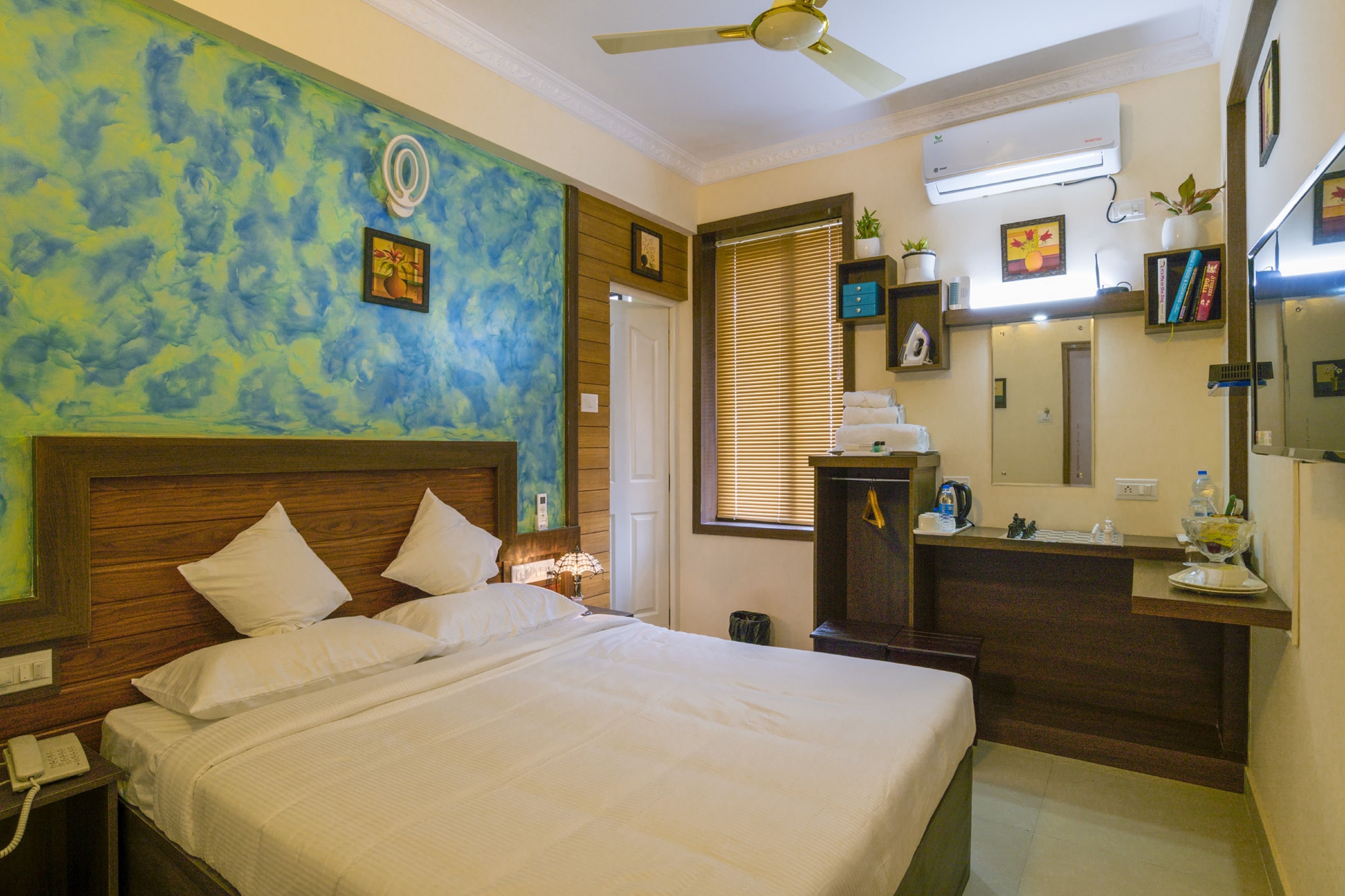 Deluxe Double Room, 1 Queen Bed, Private Bathroom | Interior