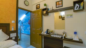 1 bedroom, Egyptian cotton sheets, premium bedding, down comforters