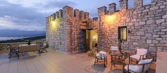Majestic Chateau - Spectacular Seascapes & Pool