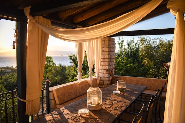 Terrace/patio - Majestic Chateau - Spectacular Seascapes & Pool (Kalamata)