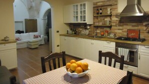 Suite (Il Sambuco) | Cocina privada | Frigorífico, placa de cocina y utensilios de cocina