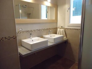 Artículos de tocador gratuitos, bidet, toallas