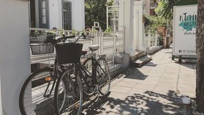 A bicycle parked in front of a hostel with a sign indicating it is a hostel. - Kumba Hostel (Chania)