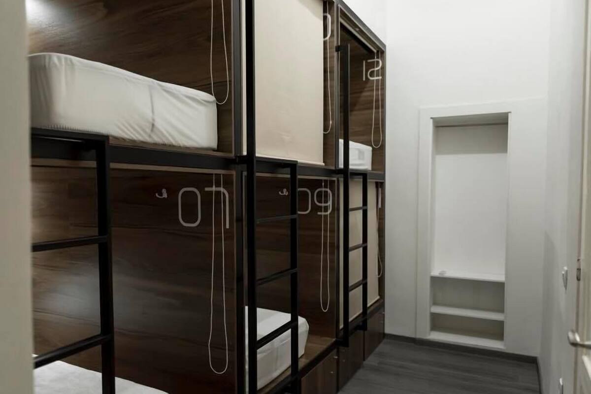 Quarto com beliches e um pequeno guarda-roupa.