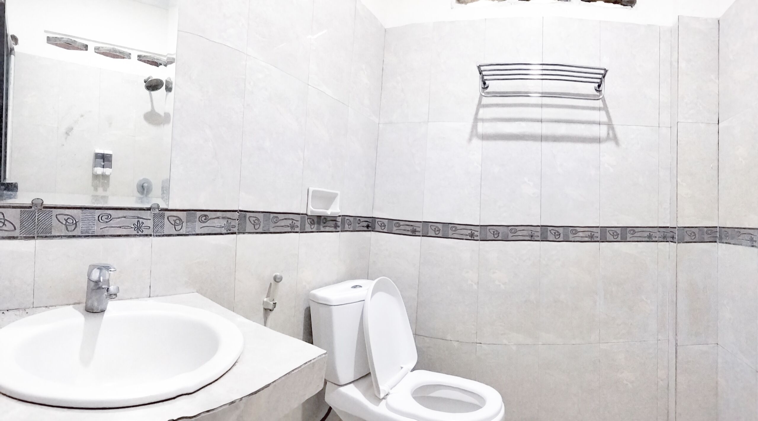 Deluxe Double Room | Bathroom | Slippers