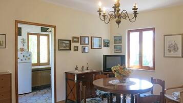 Villa, 3 Bedrooms | In-room dining