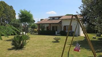 Children’s play area – outdoor