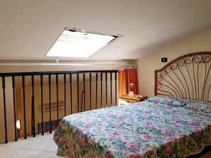 3 bedrooms, desk