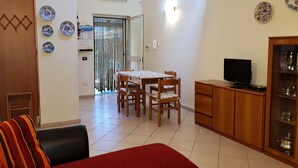 Apartment, 3 Bedrooms | In-room dining - Enry - Appartamento con piscina (Fondi)