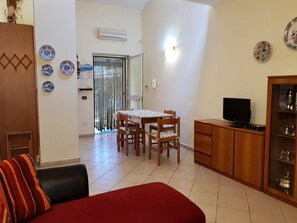 Apartment, 3 Bedrooms | In-room dining - Enry - Appartamento con piscina (Fondi)