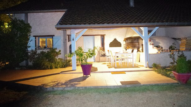 Front of property – evening/night - Chambres d'hôtes d'Hias (Angoumé)