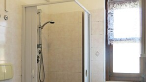 Villa, 1 Bedroom | Bathroom | Shower, bidet - Pasy - Villino vicino al mare (Fondi)