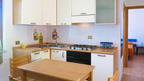 Villa, 1 Bedroom | Private kitchen | Full-sized fridge, stovetop, cookware/dishes/utensils - Pasy - Villino vicino al mare (Fondi)