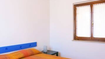 1 kamar tidur dan meja kerja