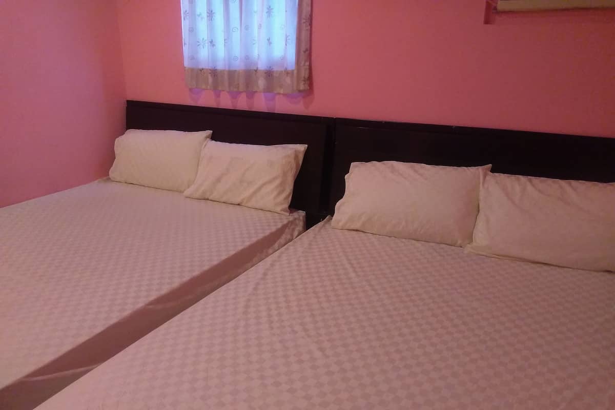 Family Room, Non Smoking | Hypo-allergenic bedding, individually decorated, desk, blackout curtains