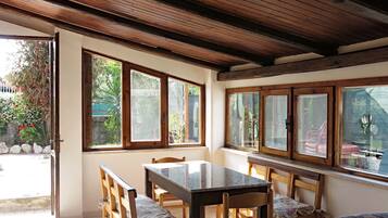 Villa, 3 Bedrooms | In-room dining