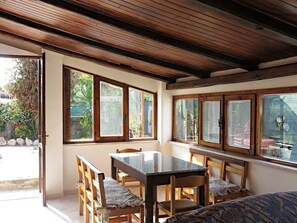 Villa, 3 Bedrooms | In-room dining - Sepy - Villetta a 20 mt dal mare (Fondi)