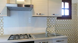 Apartment, 2 Schlafzimmer | Eigene Küche | Großer Kühlschrank, Herdplatte, Kochgeschirr/Geschirr/Besteck