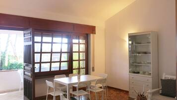 Apartment, 2 Bedrooms | In-room dining