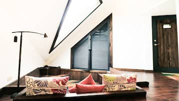 Lakeside Black Double Room | Room amenity
