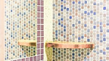 Fan Sui 2-4 Guests Room | Bathroom shower