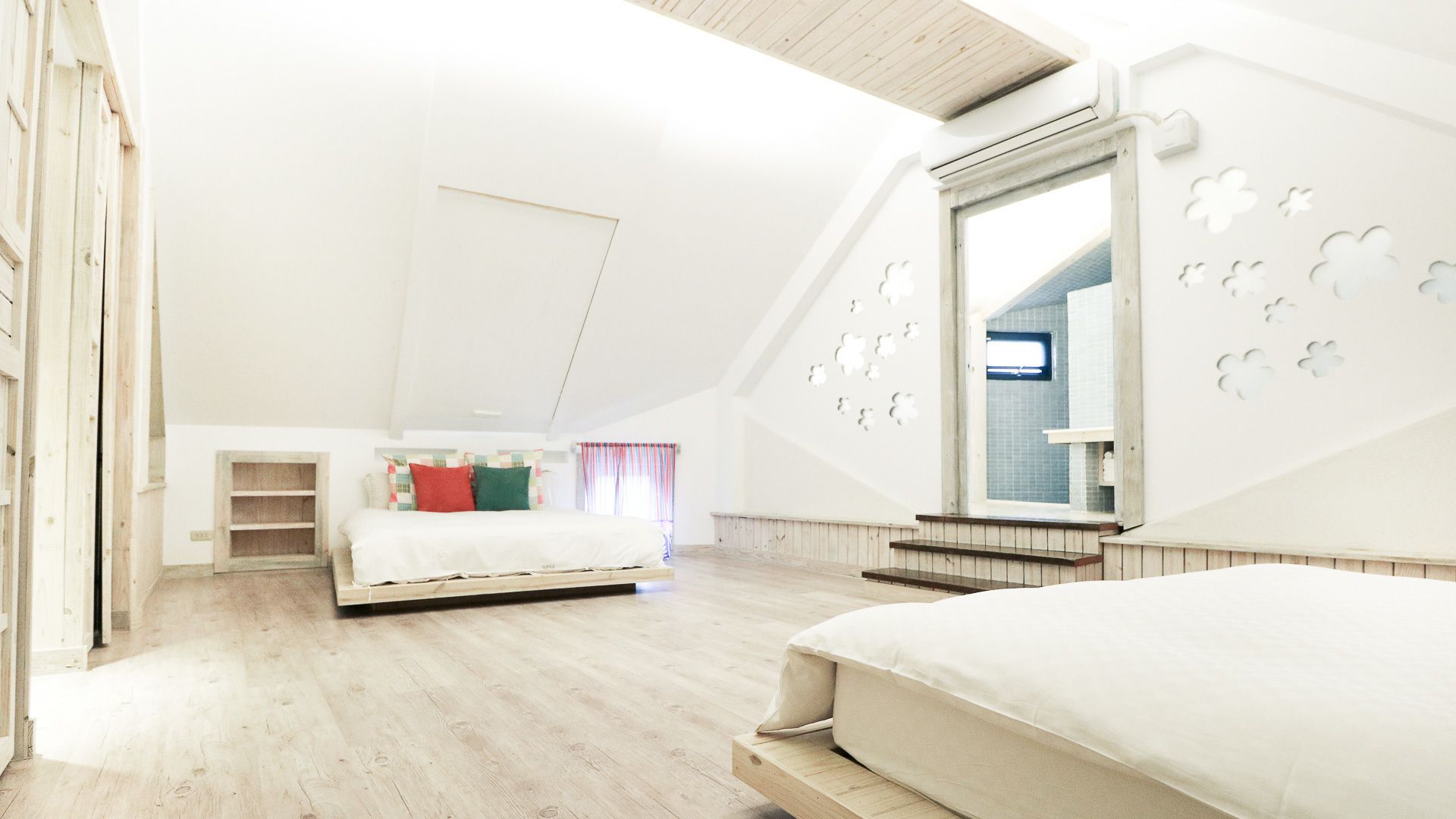 Decoración personalizada, muebles diferentes, escritorio y wifi gratis 