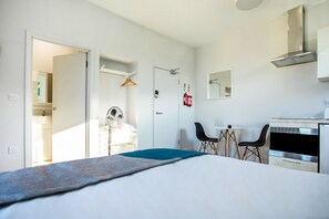 Desk, blackout curtains, soundproofing, free WiFi - OYO Studiotel Great Yarmouth - Modern Hotel Apartments (Great Yarmouth)