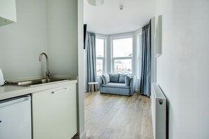 Familie appartement (Deluxe) | Privรฉkeuken | Een koelkast, een microgolfoven, een waterkoker, een broodrooster