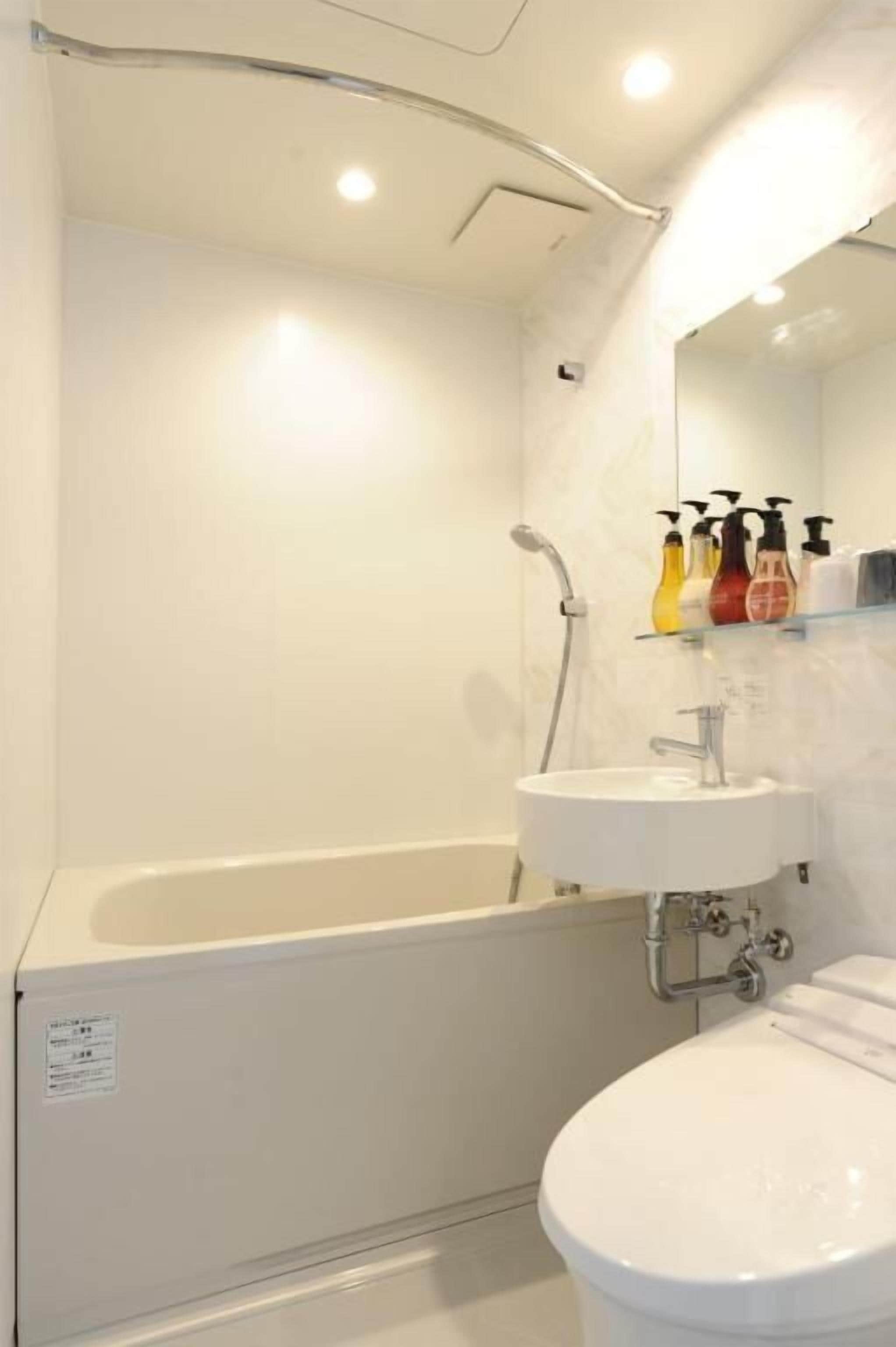 combined shower/bathtub, deep-soaking bathtub, free toiletries