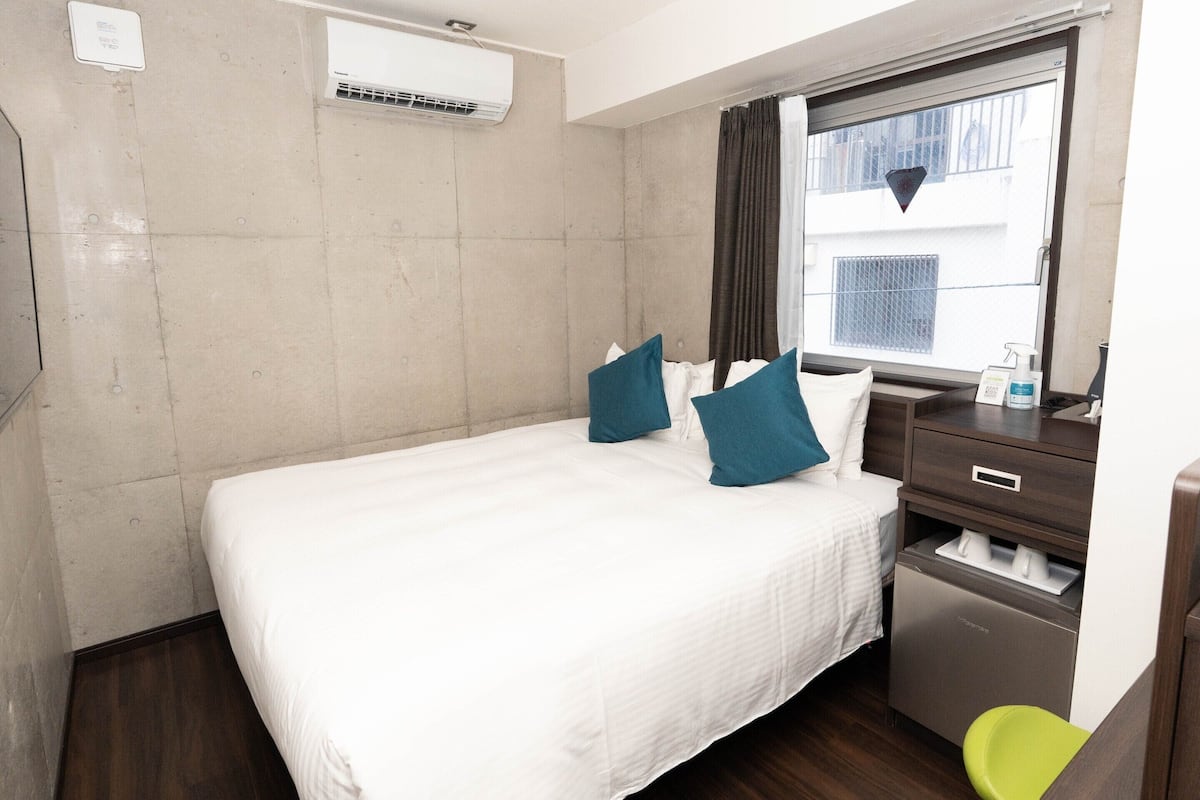 Standard-Doppelzimmer, 1 Queen-Bett, Nichtraucher, Kühlschrank | Daunenbettdecken, Schreibtisch, schallisolierte Zimmer, kostenloses WLAN