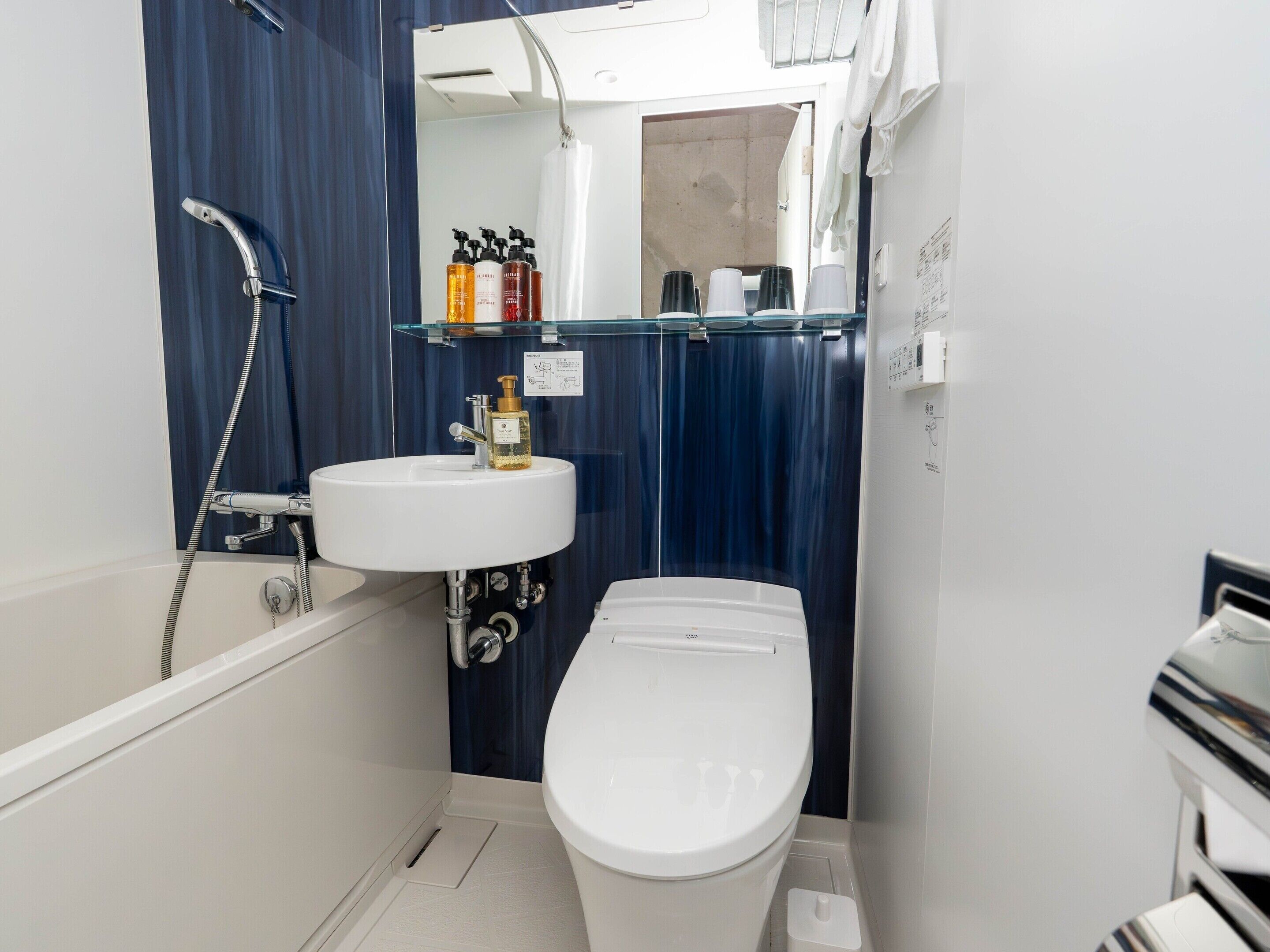 Ein Badezimmer mit Waschbecken, Toilette und Dusche.