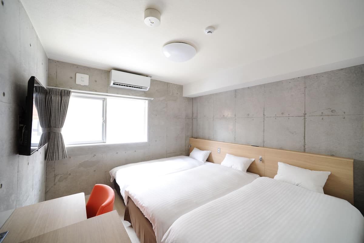 Down duvets, desk, soundproofing, free WiFi