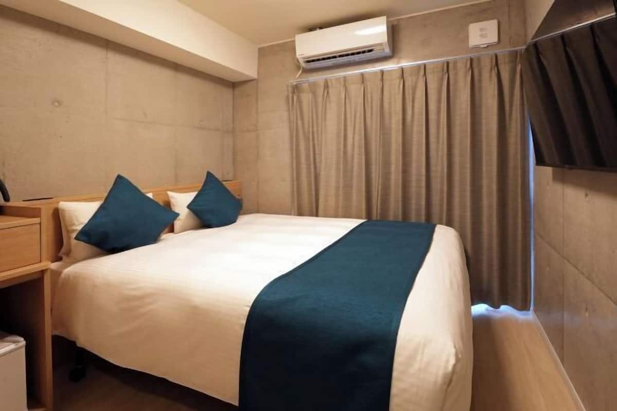 Down duvets, desk, soundproofing, free WiFi