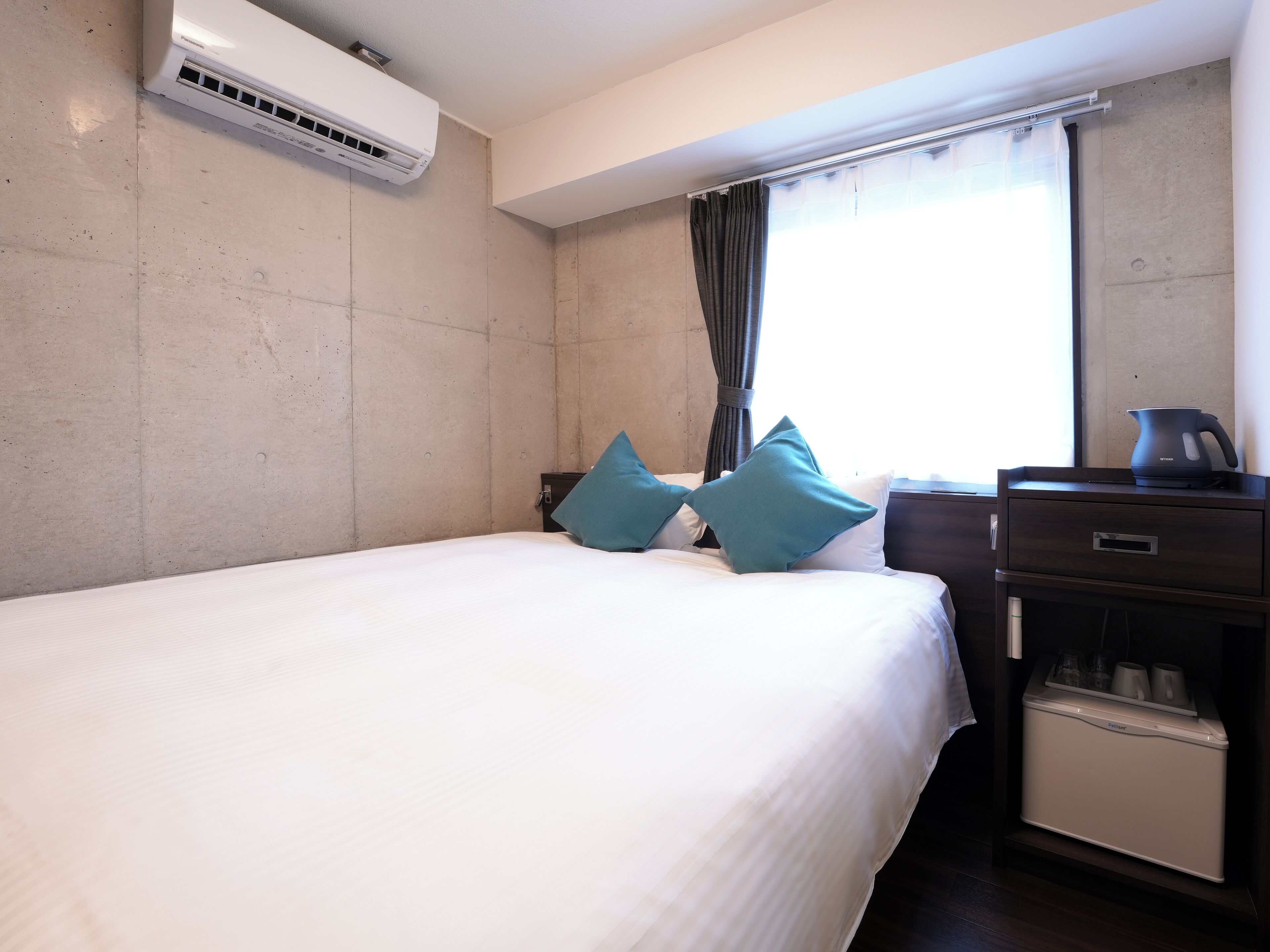 Kamar Double Standar, 1 Tempat Tidur Queen, Bebas Asap Rokok, lemari es | Selimut bulu angsa, meja kerja, kedap suara, dan Wi-Fi gratis