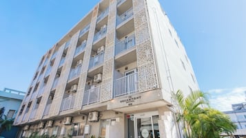 Un hôtel à plusieurs étages doté de balcons, de climatiseurs et d’une enseigne indiquant qu’il s’agit de l’hôtel Westin.