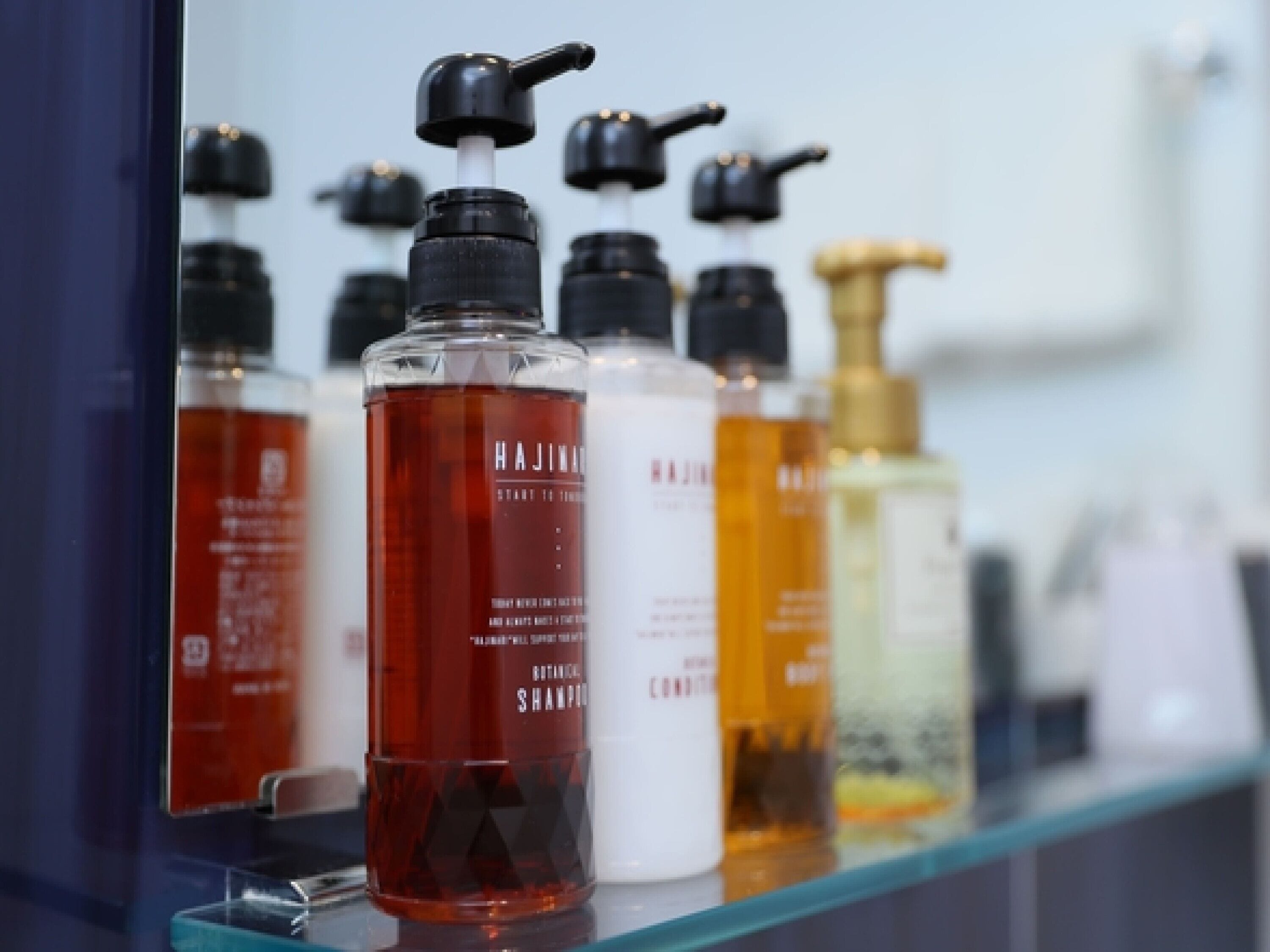 combined shower/bathtub, deep-soaking bathtub, free toiletries